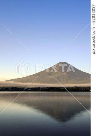 Lake Kawaguchi, upside down Fuji in the early morning Lake Kawaguchi, upside down Fuji in the early morning 82838857