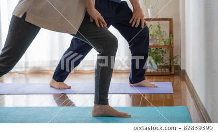 Men and women stretching at home | Achilles tendon stretching Men and women stretching at home | Achilles tendon stretching 82839390