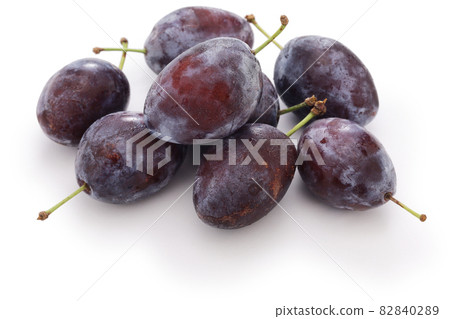 未加工的李子 未加工的李子 82840289