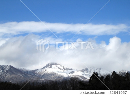 遠山那須山脈藍天白雲春殘雪質感 82841967