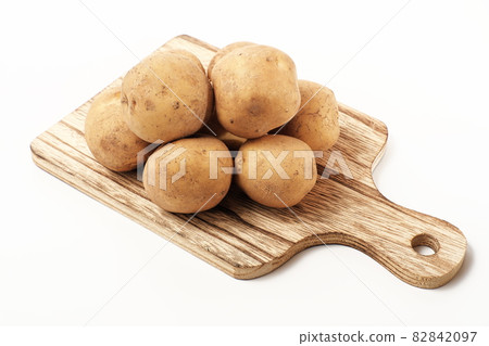 在白色背景上孤立的土豆 在白色背景上孤立的土豆 82842097