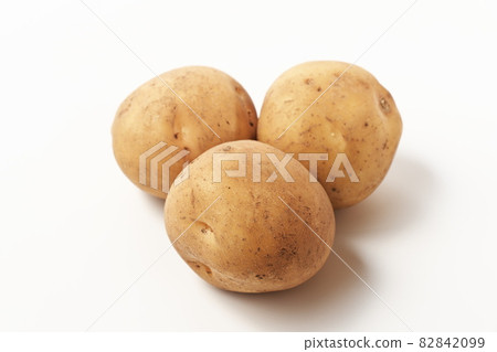 Potatoes isolated on white background 82842099