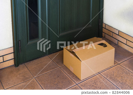 在前門附近交付的紙板 82844006