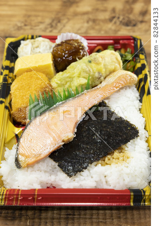 美味的銀鮭魚海藻午餐 82844133