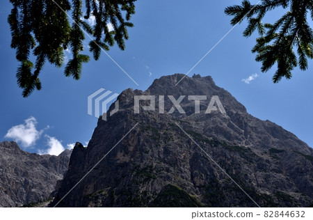 Rocky ridge on the Fondovalle refuge 82844632