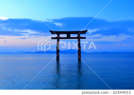 Torii standing on the surface of the lake at Shirahige Shrine in Shiga Prefecture Torii standing on the surface of the lake at Shirahige Shrine in Shiga Prefecture 82844653