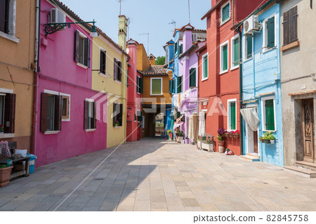 Panoramic view of brightly coloured homes of Burano 82845758