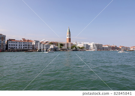 Panoramic view of Venice coast with historical buildings and Laguna Veneta 82845841