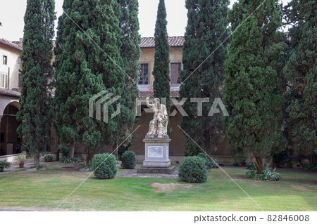 Panoramic view of inner garden of Basilica di Santa Croce 82846008