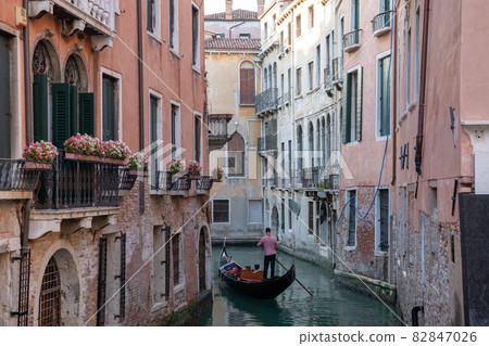Panoramic view of Venice canal with historical buildings and gondolas 82847026