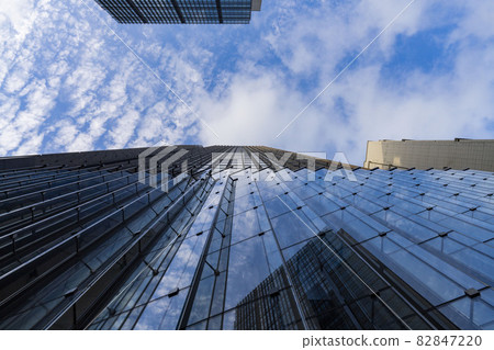 Blue sky seen in the valley of high-rise buildings, reflection of high-rise buildings, blue sky reflected in high-rise buildings 82847220