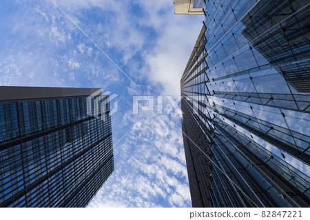 Blue sky seen in the valley of high-rise buildings, reflection of high-rise buildings, blue sky reflected in high-rise buildings 82847221