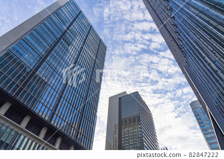 Blue sky seen in the valley of high-rise buildings, reflection of high-rise buildings, blue sky reflected in high-rise buildings 82847222