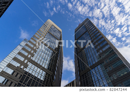 Blue sky seen in the valley of high-rise buildings, reflection of high-rise buildings, blue sky reflected in high-rise buildings Blue sky seen in the valley of high-rise buildings, reflection of high-rise buildings, blue sky reflected in high-rise buildings 82847244