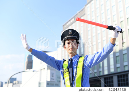 用導桿引導交通的衛兵 82848286