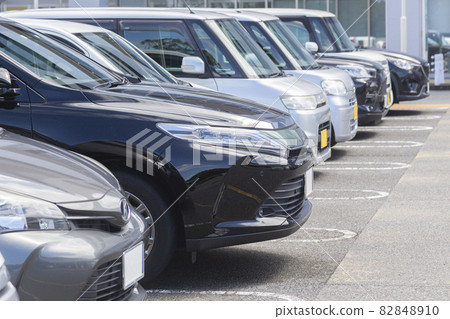 在停車場排隊的汽車 在停車場排隊的汽車 82848910