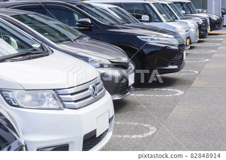 Cars lined up in a parking lot 82848914