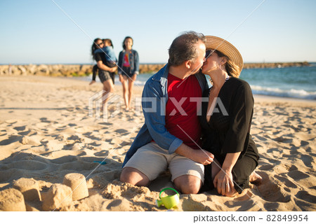 Happy kissing husband and wife at beach 82849954