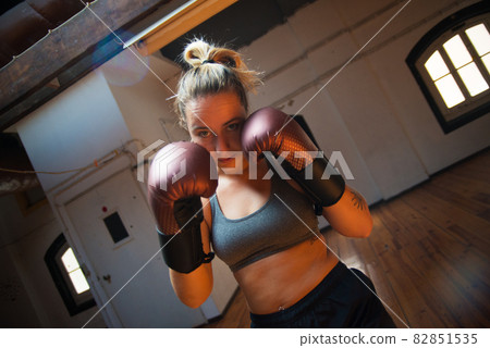 Young woman at boxing training session 82851535