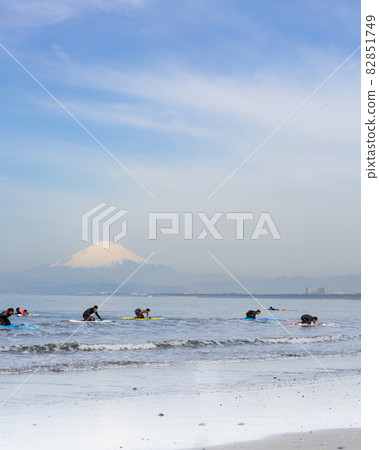 富士山和衝浪者之海 82851749