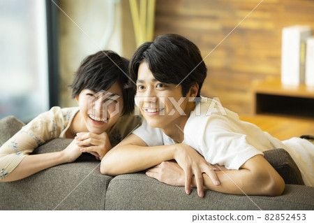 一對夫婦在客廳裡 一對夫婦在客廳裡 82852453