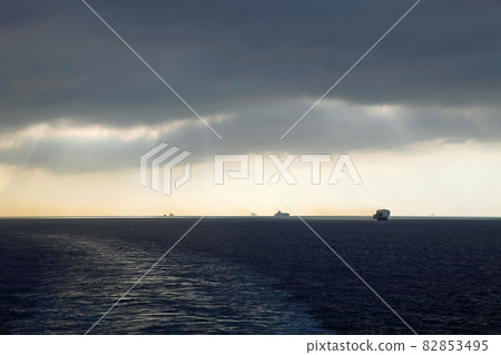 在烏云密布的直布羅陀海峽航行 在烏云密布的直布羅陀海峽航行 82853495