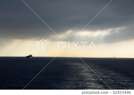 在烏云密布的直布羅陀海峽航行 在烏云密布的直布羅陀海峽航行 82853496