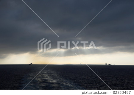 可以看到烏雲的直布羅陀海峽 可以看到烏雲的直布羅陀海峽 82853497