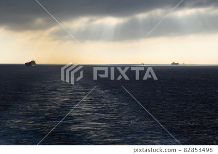 可以看到烏雲的直布羅陀海峽 82853498