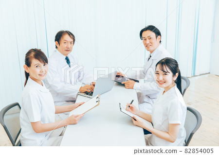 醫療領域/會議（看著相機） 82854005