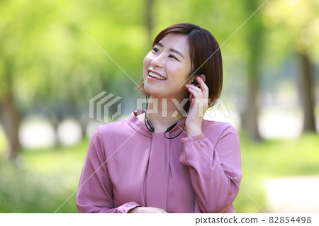 一個女人聽音樂 82854498