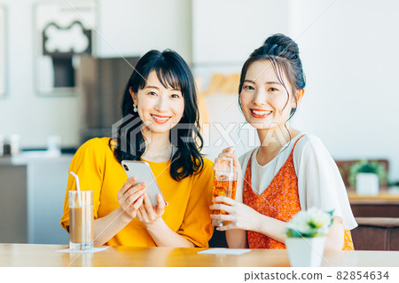 放鬆在咖啡館的一個少婦 82854634