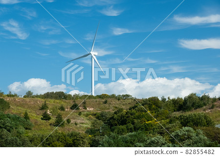 山上的風力發電 山上的風力發電 82855482