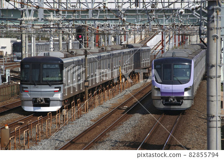 東京地鐵日比谷線13000系列和半藏門線18000系列在東武伊勢崎線上排隊 82855794