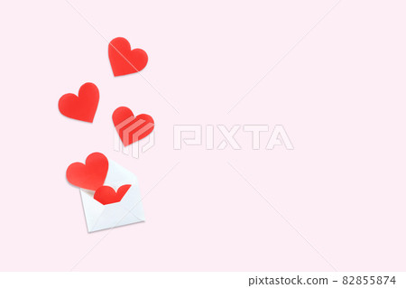 Heart 2 overflowing from the envelope 82855874