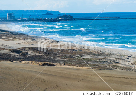 Rough waves on the coast seen from the Tottori Sand Dunes 82856017