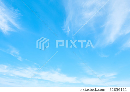 清新的秋天天空 清新的秋天天空 82856111