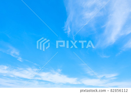 清新的秋天天空 82856112