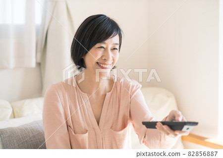 Senior Japanese woman watching tv 82856887