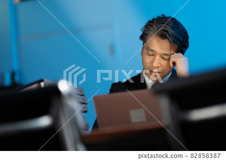 Businessman overtime middle man Businessman overtime middle man 82858387