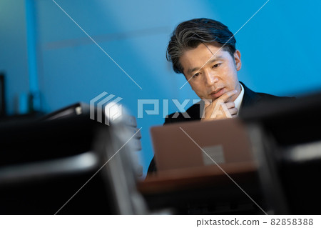Businessman overtime middle man Businessman overtime middle man 82858388