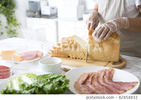 Cooking with vinyl gloves, kitchen scenery, making sandwiches, bread 82858832