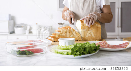 用乙烯基手套烹飪，廚房風景，製作三明治，麵包 82858833