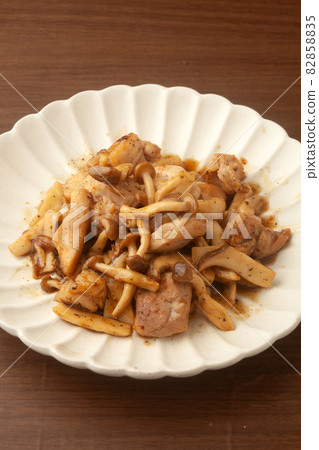 Stir-fried chicken with butter and soy sauce Stir-fried chicken with butter and soy sauce 82858835