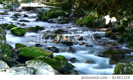 恩原川：陽光、長滿苔蘚的河石和清澈的溪流 82861229