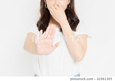 穿著 T 恤的年輕女子捏著鼻子 82861305