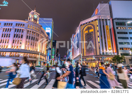 日本 10 月的東京城市景觀。銀座是一個充滿威脅的人。緊急狀態解除後的第二個星期六……=10月9日 日本 10 月的東京城市景觀。銀座是一個充滿威脅的人。緊急狀態解除後的第二個星期六……=10月9日 82861771