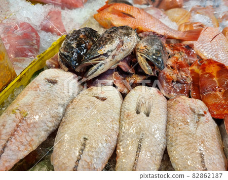 Fresh fish in ice trays in the fresh market 82862187