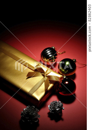Christmas tree ornaments and Christmas gifts Christmas tree ornaments and Christmas gifts 82862403