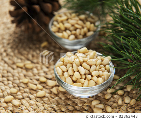 Pine nuts 82862448